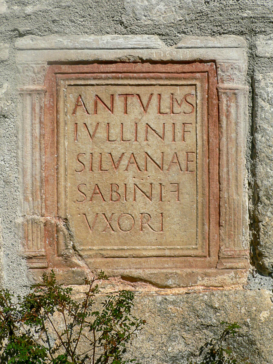 Stèle Gallo-romaine - Eglise d'Anéran Stèle Gallo-romaine - Eglise d'Anéran